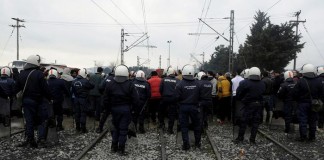 Migrants attempt to break through Greece-Macedonia