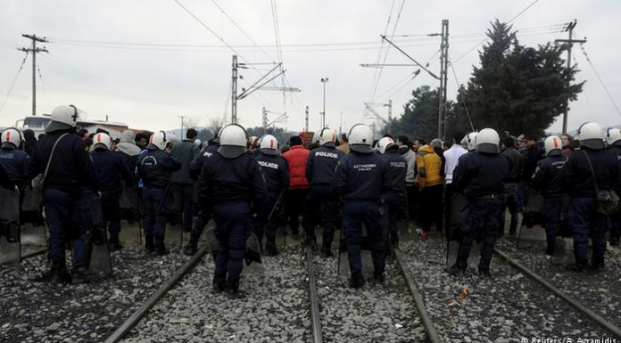 Migrants attempt to break through Greece-Macedonia