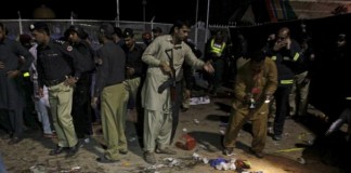 Pakistanis hunt militants behind blast