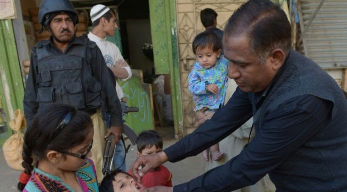 Gunmen kill seven police guarding polio team in Pakistan Gunmen kill seven police guarding polio team in Pakistan: officials