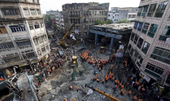 Overpass collapse kills 23