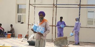 Qatari youth provide cold water and juices to workers