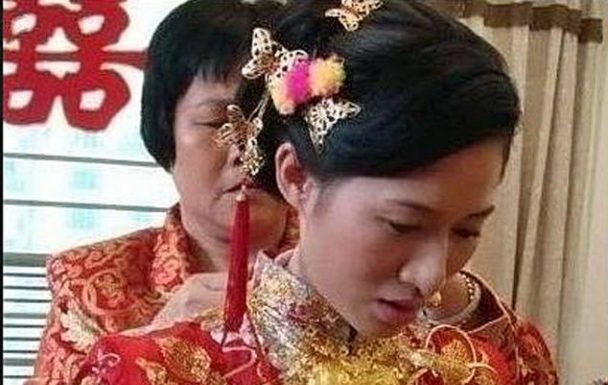 Bride Marries Billionaire while wearing £200,000 of Solid Gold Jewellery Weighing More than 5kgs!