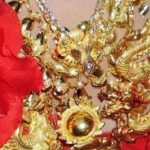 bride wears 5kg jewellry