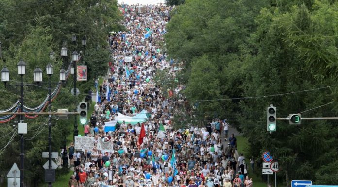 Tens of thousands protest against Putin in Russian far east
