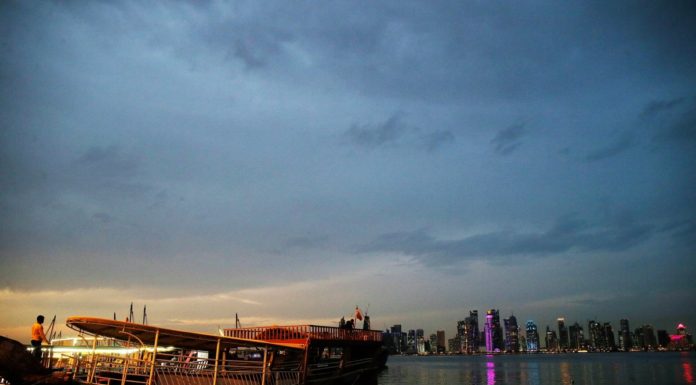Tonight’s weather: relatively humid on the coast tonight, clear at sea with suspended dust later