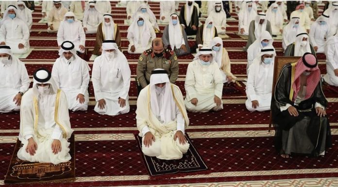 “The man of the situation has gone and the man of loyalty bid him farewell.” … Kuwaiti singers praise the presence of His Highness at the funeral of the deceased