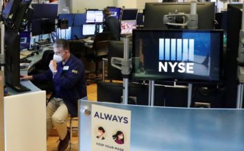 Tech sell-off weighs on Wall St. as Powell warns on recovery