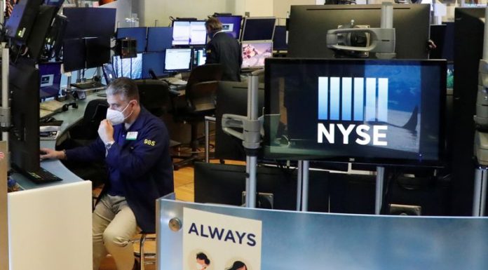 Tech sell-off weighs on Wall St. as Powell warns on recovery