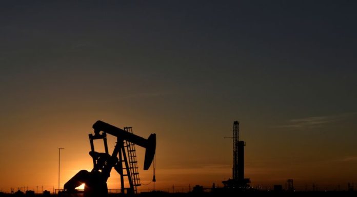 Oil prices extend losses as U.S. producers restore output post-hurricane