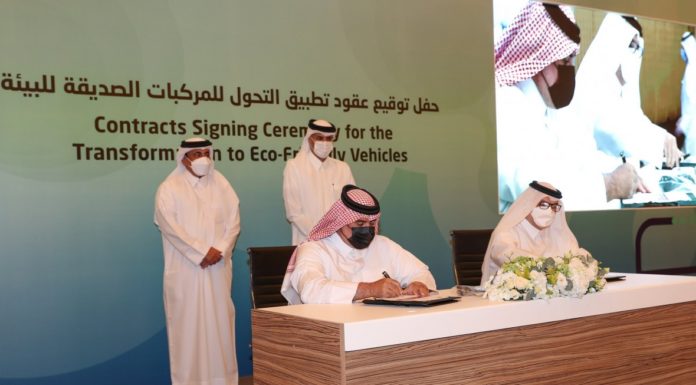 The Prime Minister witnesses the signing of contracts to implement the transformation of environmentally friendly vehicles