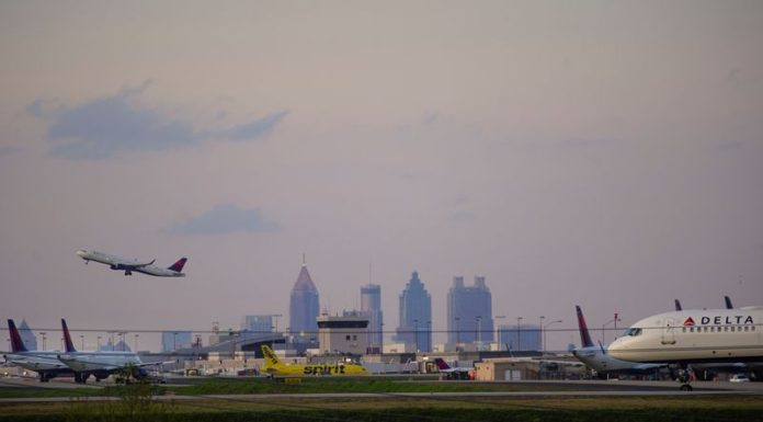 U.S. lawmakers set to back $15 billion in airline payroll assistance