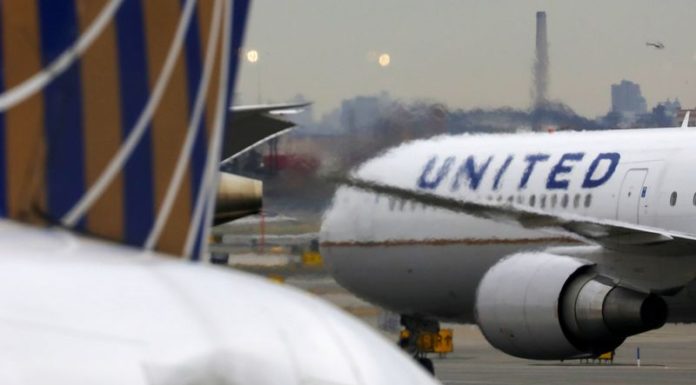 United Airlines posts fourth straight quarterly loss and pledges more cost cuts