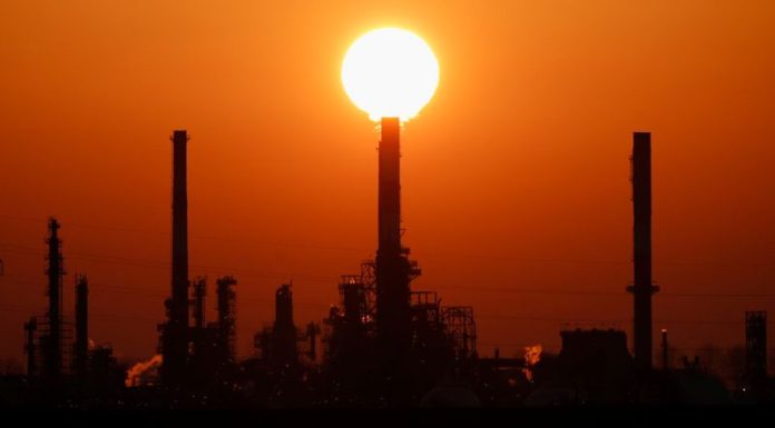 Oil prices edge up ahead of U.S. inventories data
