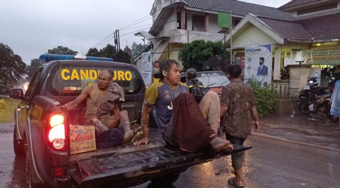 Indonesia Semeru volcanic eruption kills 13; 10 evacuated
