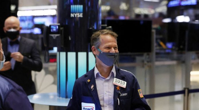 Dow touches record high as unemployment claims slip