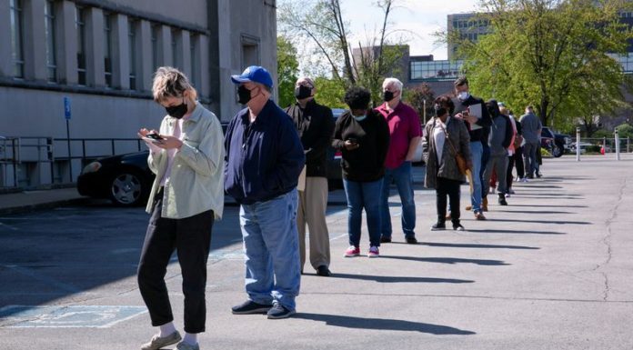 U.S. jobless claims drop, showing no Omicron hit yet