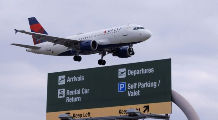 Delta to restore flight privileges to about 2,000 passengers over mask violations