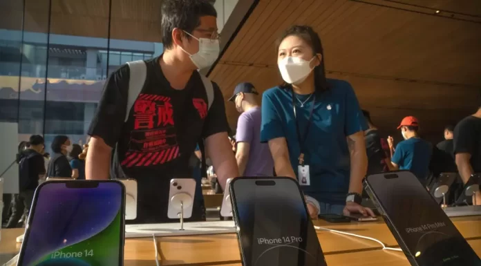 Apple warns of iPhone 14 shipment delays after COVID lockdown at Foxconn plant in China