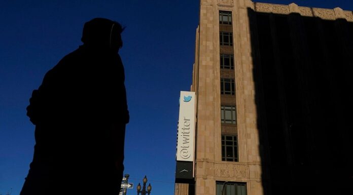 Which controversial figures has Elon Musk reinstated on Twitter?