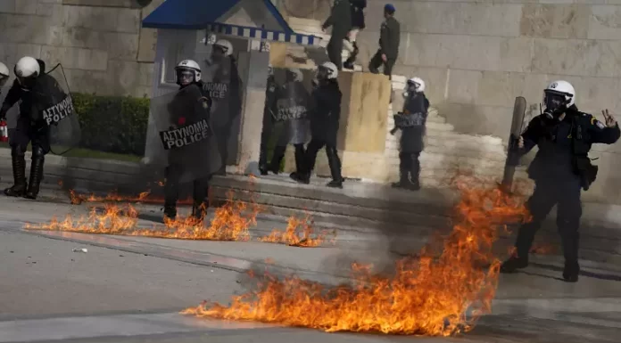 Clashes in Greece as strikes over inflation disrupt public transport