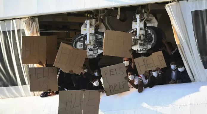 Italy: Desperate migrants throw themselves off blocked rescue boats off Sicily
