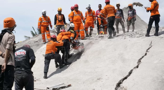 Indonesia quake toll tops 250 as rescuers comb rubble for survivors