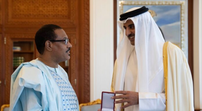 His Highness awards the Ambassador of Niger the Wajbah Medal