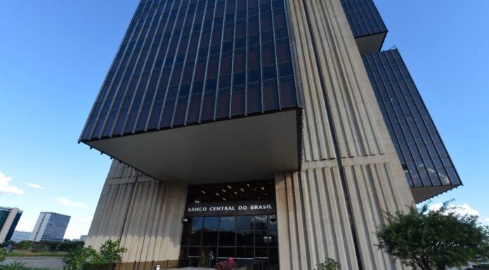 Brazil Central Bank leaves benchmark rate unchanged at 13,75%; warns about fiscal policy