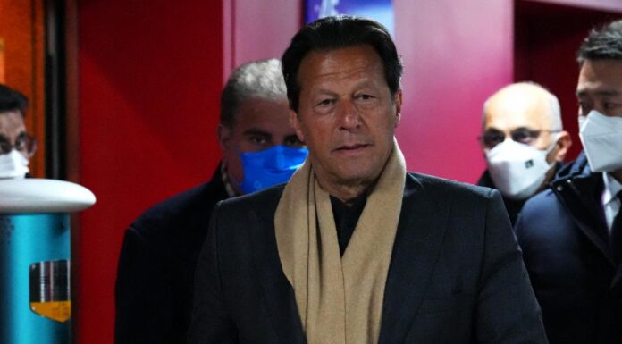 Pakistan: Police fail in bid to arrest ex-PM Imran Khan