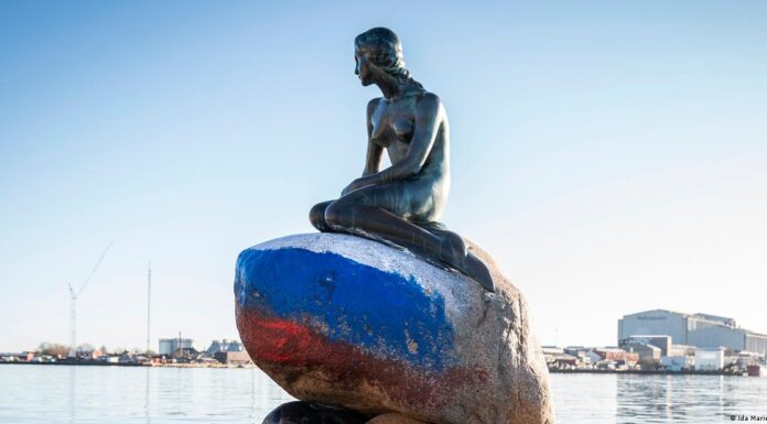 Denmark: Russian flag painted on Little Mermaid statue
