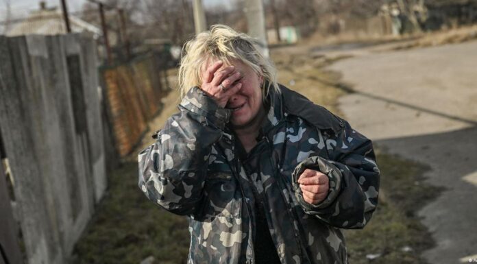 Ukraine updates: Bakhmut residents flee as Russia presses in