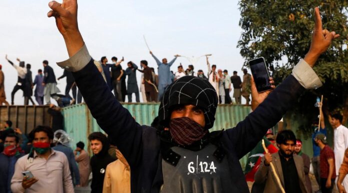 Pakistan: Imran Khan’s supporters clash with police