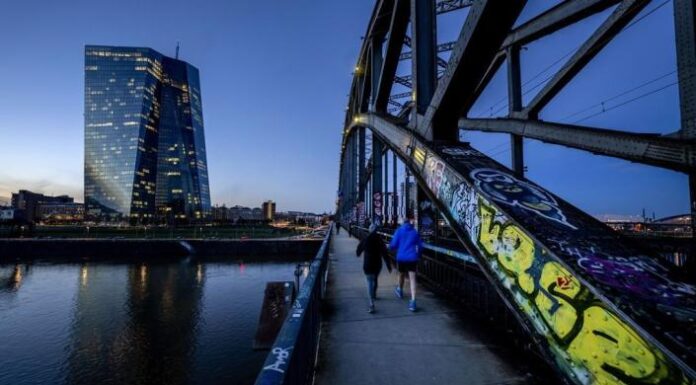 Europe’s central bank backs big rate hike despite bank chaos