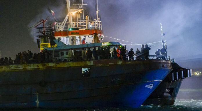 More than 1,300 migrants brought ashore in Italy as locals march for shipwreck victims