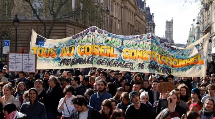 Hundreds of thousands protest ahead of ruling on constitutionality of French pension reform