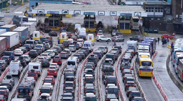 UK: Holidaymakers queue hours amid Dover traffic chaos