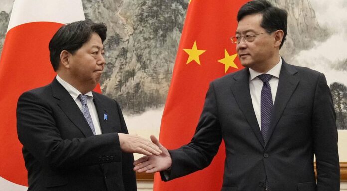 Japan struggles to strike balance on China