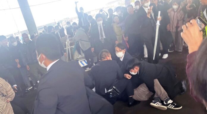 Japanese PM evacuated after loud explosion heard during outdoor event – reports