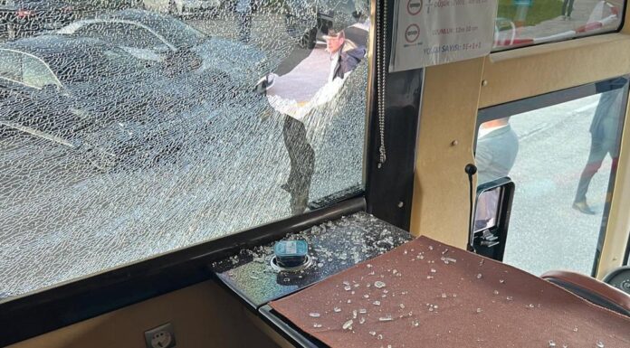 Turkey elections: Opposition campaign bus pelted with stones