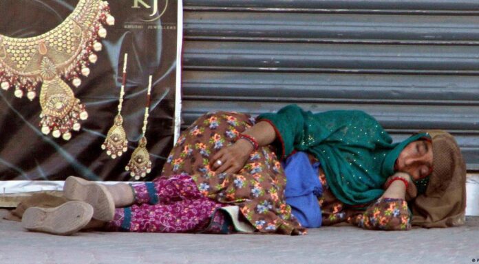 Pakistan: Poor suffer as cash crunch hits charity projects