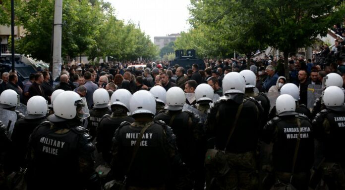 Kosovo: NATO-led troops injured as Serbs protest new mayors