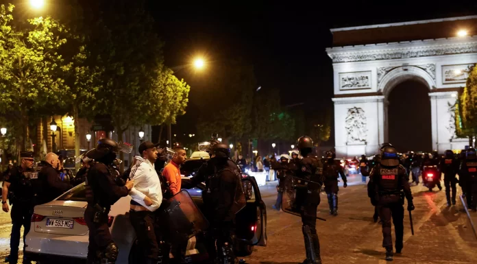 Macron to meet with some 220 mayors of towns that have witnessed riots on Tuesday