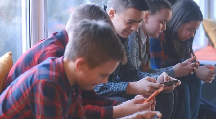 UNESCO calls for schools around the world to ban smartphones in the classroom