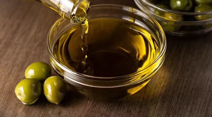 Consuming olive oil could reduce risk of dying from dementia by 28%, study suggests