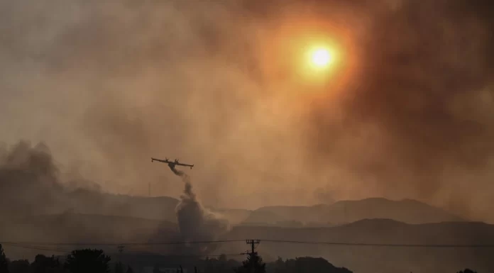 Fires rage in Greece as military mourns water-dropping plane pilots killed in crash