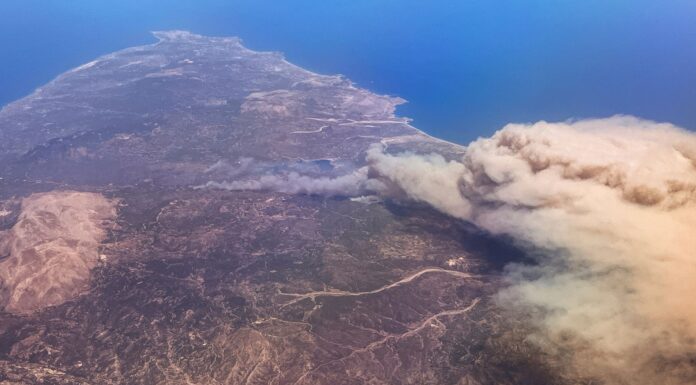 Wildfires on Rhodes force hundreds of holidaymakers to flee their hotels