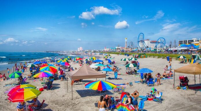 QSRs Bring the Picnic to a Beach Umbrella Near You This Summer