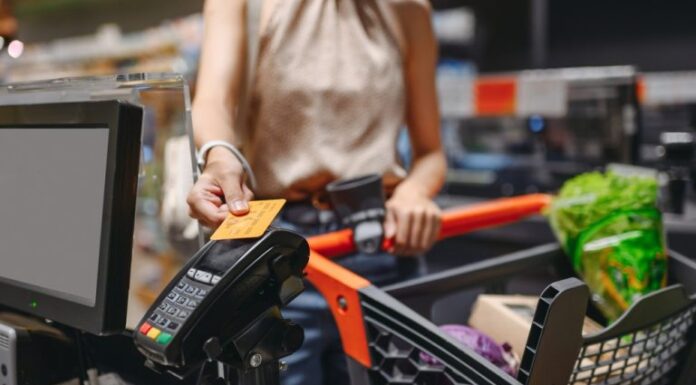 US Personal Income Rises as Consumer Spending Slows