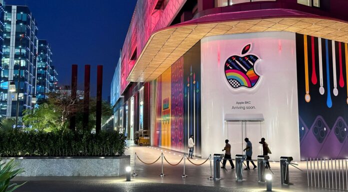 Apple becomes first public company to be valued at $3trn